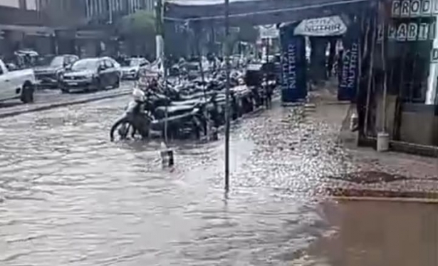 Forte chuva provoca alagamentos em Bom Jesus do Itabapoana