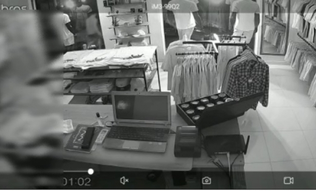 Cmera de vigilncia flagra homem furtando dinheiro em Itaperuna.