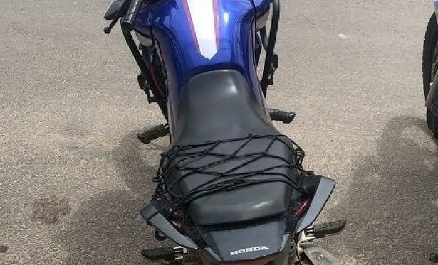 Polícia recupera moto roubada no Buraco Quente, zona rural de Itaperuna.