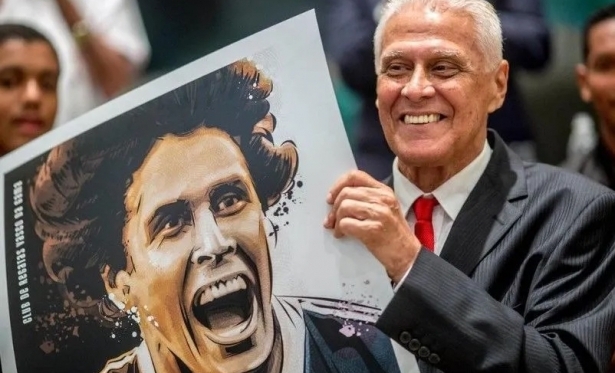 Maior ídolo do Vasco, Roberto Dinamite morre aos 68 anos.