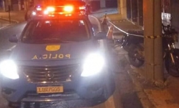 Homem morre aps moto se chocar contra poste em Itaperuna