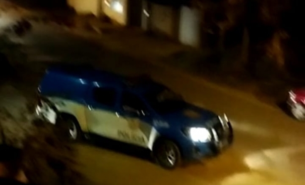 Homem é morto a tiro sentado em cadeira de bar em Itaperuna