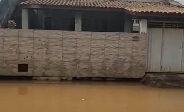 Valão transborda e alaga ruas do bairro Cehab, em Itaperuna