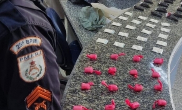 Polícia apreende drogas durante operação no Morro da Honda, em Itaperuna