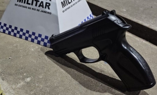 Cadeirante  flagrado com simulacro de arma no Centro de Itaperuna