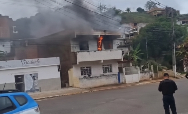 Incndio atinge residncia no bairro Niteri em Itaperuna